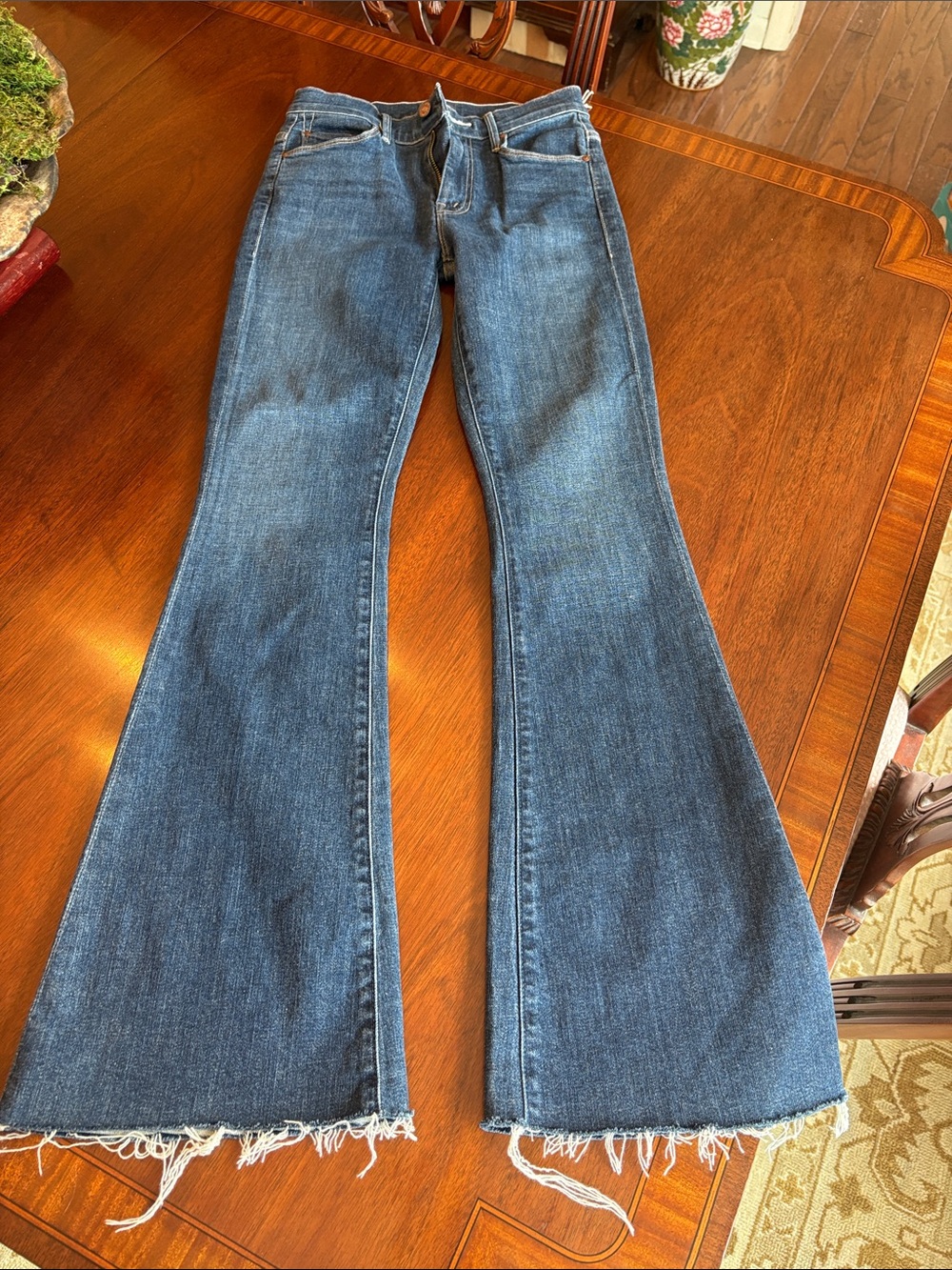NWT MOTHER weekender the fray Jeans  nwt 23
